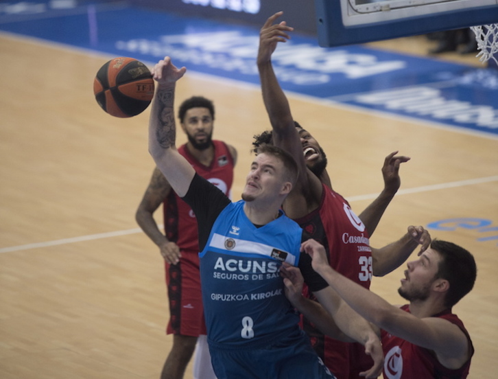 Acunsa GBCko jokalariek arazoak dituzte puntuak egiteko. (Juan Carlos RUIZ/FOKU)
