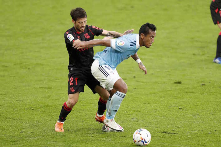 David Silva intenta robar un balón a un jugador del Celta. (AGENCIA LOF)