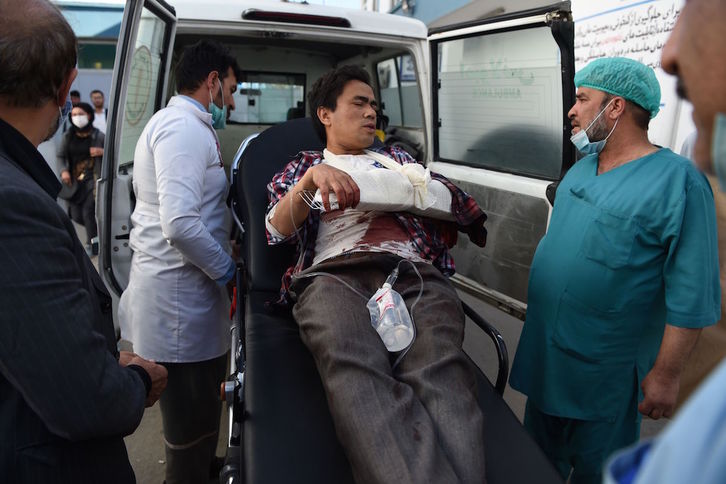 Sanitarios trasladan al hospital Istiqlal de Kabul a uno de los heridos en el ataque a la universidad de la capital afgana. (Wakil KOSHAR/AFP)