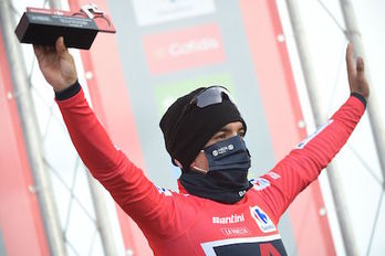 Richard Carapaz (Ineos) lo va a tener complicado para mantener el maillot rojo tras la contrarreloj de mañana. (Miguel RIOPA/AFP)