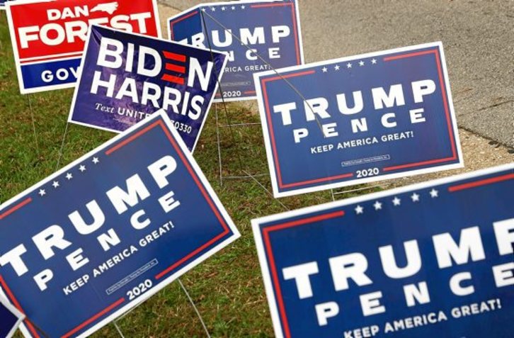 Carteles electorales de Trump y Biden. (Alex WONG / AFP)