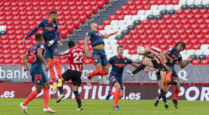 Jugada a balón parado ante el Sevilla en la que Yeray remata forzado. (@AthleticClub)