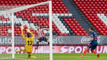 Jugada a balón parado ante el Sevilla. (@AthleticClub)