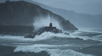 Olatuak Orioko kai-muturraren aurka, 2017ko Bruno ekaitzak jo zuenean. (Jon URBE/FOKU)