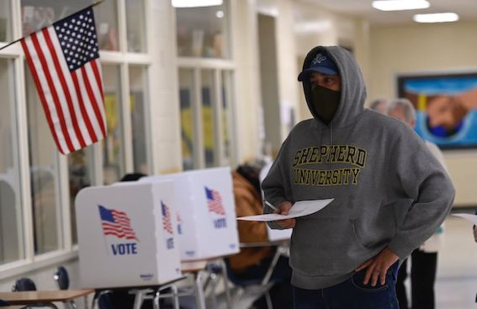 Un ciudadano espera para votar en Winchester, Virginia. (Andrew CABALLERO-REYNOLDS/AFP)