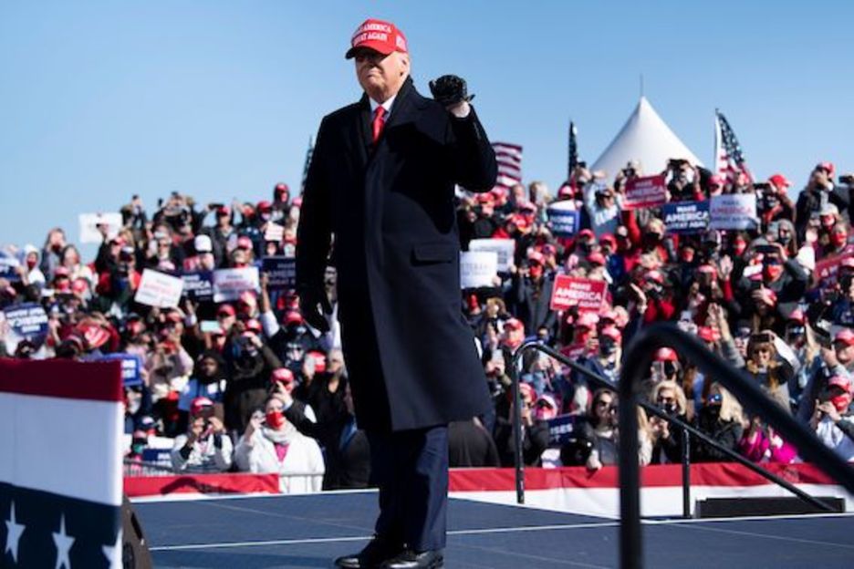 El presidente estadounidense Donald Trump en el último acto de la gira electoral Make America Great Again en el aeropuerto regional de Fayetteville, Carolina del Norte. (Brendan SMIALOWSKI/AFP)