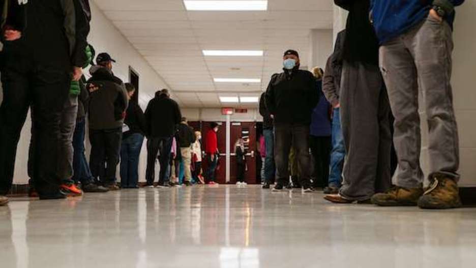 Votantes esperan en línea en Louisville. (John CHERRY/AFP)