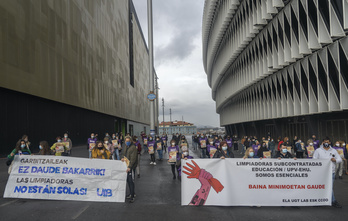 EHUko eta Hezkuntzako zentroetako garbitzaileek elkarretaratzeak EAEko hiru hiriburuetan egin dituzte bizi duten egoera salatzeko. (Andoni CANELLADA/FOKU)