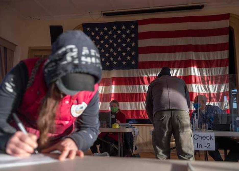 Una mujer vota en Hillsboro, Virginia. (Andrew CABALLERO-REYNOLDS/AFP)