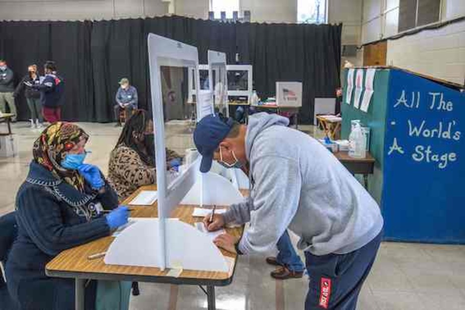 Votantes en el First Ward Elementary School en Charlotte, Carolina del Norte. (Grant BALDWIN/AFP)