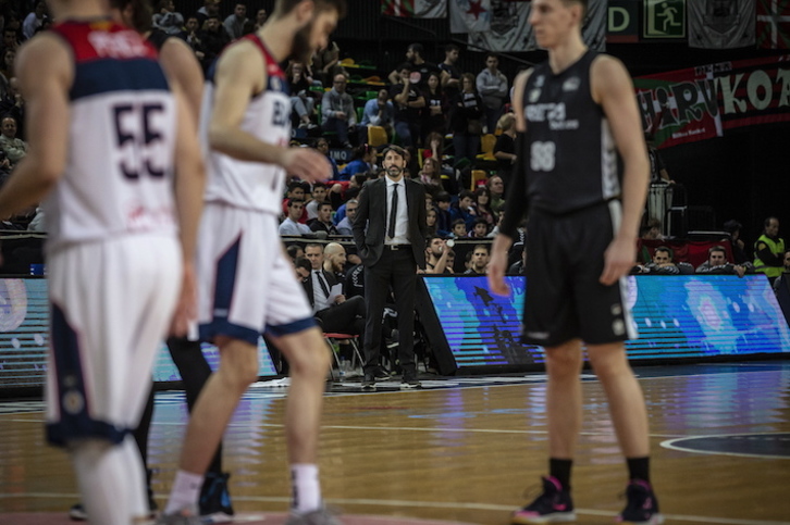 Alex Mumbrú observa a sus jugadores desde el banquillo. (Aritz LOIOLA/FOKU)