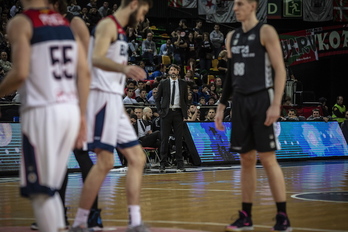 Alex Mumbrú observa a sus jugadores desde el banquillo. (Aritz LOIOLA/FOKU)