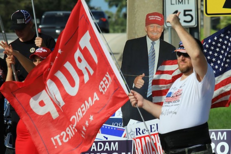 Simpatizantes de Donald Trump se reúnen en Wellington, Florida. (Bruce BENNETT/AFP)