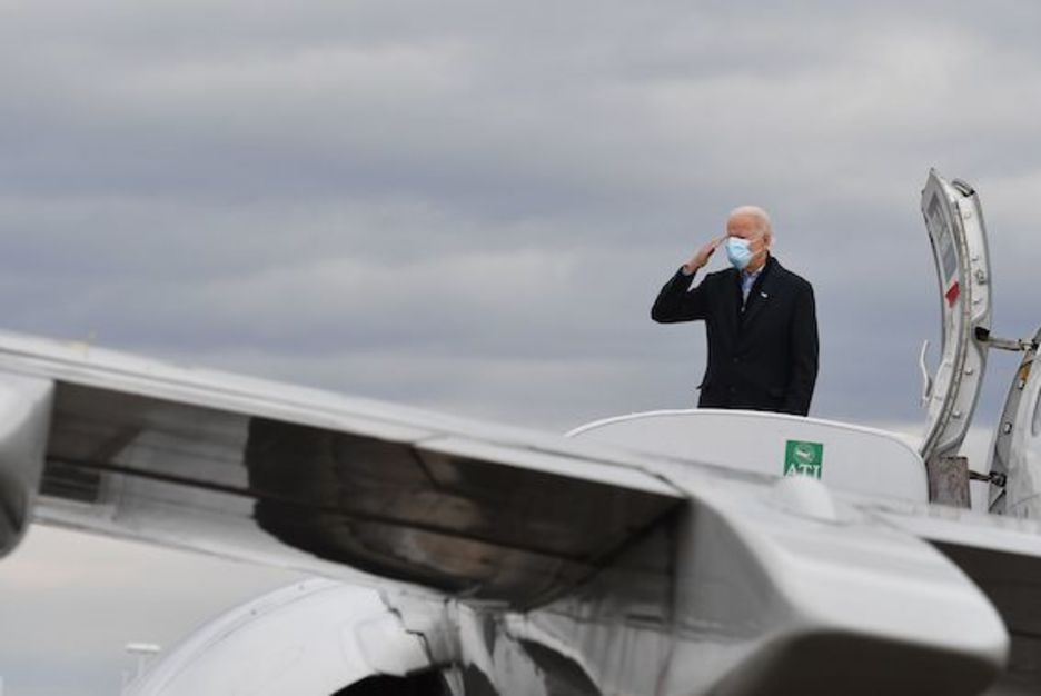 Biden saluda mientras sale de Scranton, Pensilvania. (Angela WEISS/AFP)