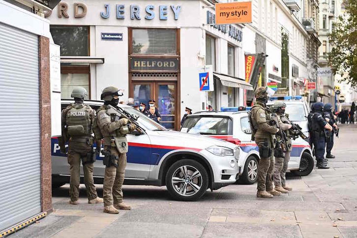 Policías desplegados en la zona de Viena en la que se produjo el ataque. (Joe KLAMAR/AFP)