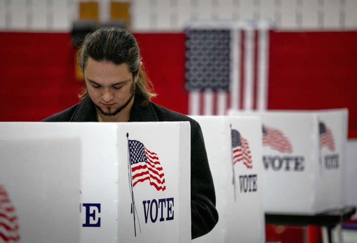 Un votante sin mascarilla en Lansing, Michigan. (John MOORE/AFP)