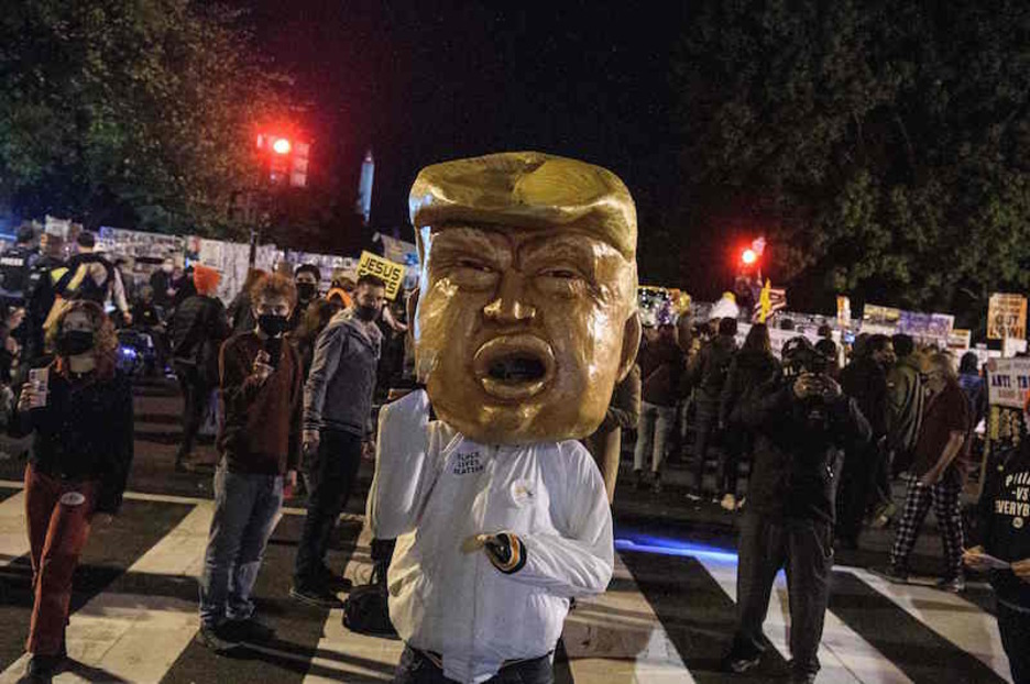 Un muñeco de Trump, en una protesta esta noche ante la Casa Blanca. (Nicholas KAMM | AFP)