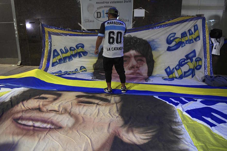 Un seguidor de Maradona, a las puertas de la clínica. (JUAN MABROMATA / AFP) 