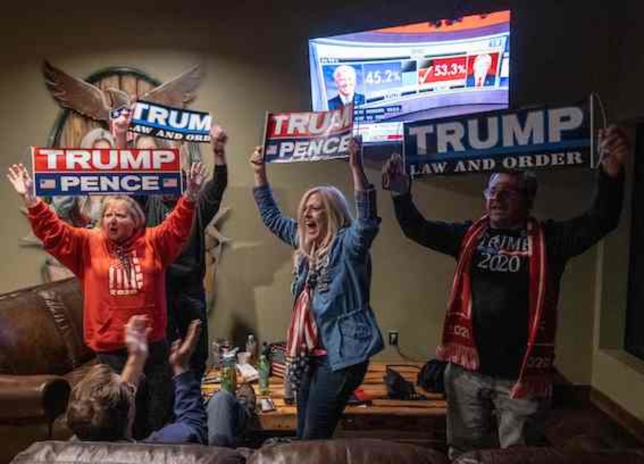 Partidarios de Trump celebran en New Hudson, Michigan. (Seth HERALD/AFP)