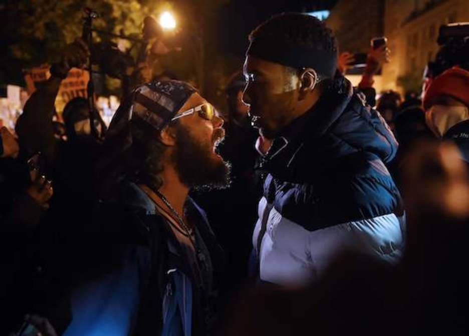 Un partidario de Donald Trump (Izq.) choca con un manifestante de Black Lives Matter frente a la Casa Blanca el día de las elecciones en Washington. (Olivier DOULIERY/AFP)