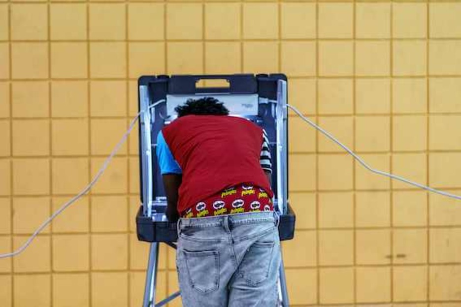 Un hombre vota en Minneapolis, Minnesota. (Kerem YUCEL/AFP)