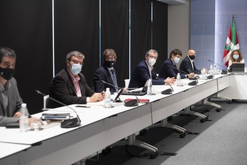Aburto, junto a otros cargos institucionales, en una reunión del LABI. (Raúl BOGAJO/FOKU)