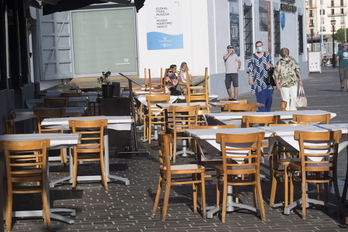 Una terraza vacía en el puerto de Donostia. (Juan Carlos RUIZ / FOKU)