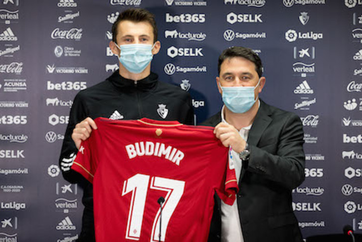 Ante Budimir posa junto a Braulio Vázquez con la que va a ser su camiseta durante la 2020-21. (OSASUNA)