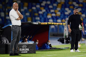 El entrenador del AZ Alkmaar, Arne Slot, junto a Gennaro Gattuso en el partido que los holandeses ganaron al Nápoles. (Filippo MONTEFORTE/AFP)