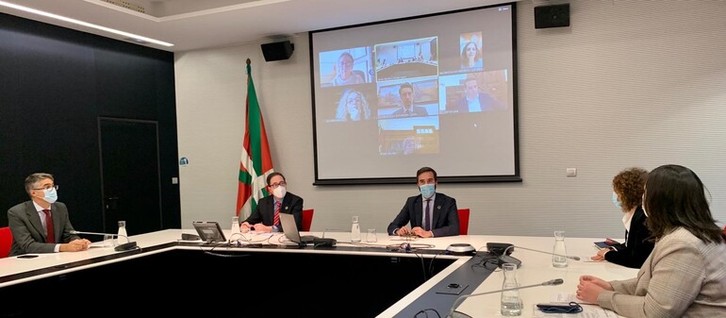 Javier Hurtado ha presidido este miércoles la primera reunión de la mesa interinstitucional. (Irekia).