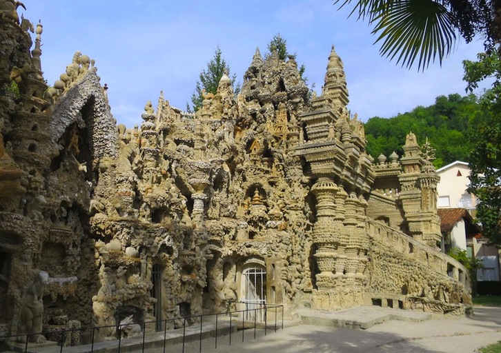 El Drôme es monumento histórico desde 1969, y está considerado como la primera gran construcción artística naif. (NAIZ) 