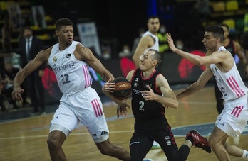 Un valeroso Jonathan Rouselle ha encendido la chispa de la remontada bilbaina. (Marisol RAMÍREZ / FOKU)