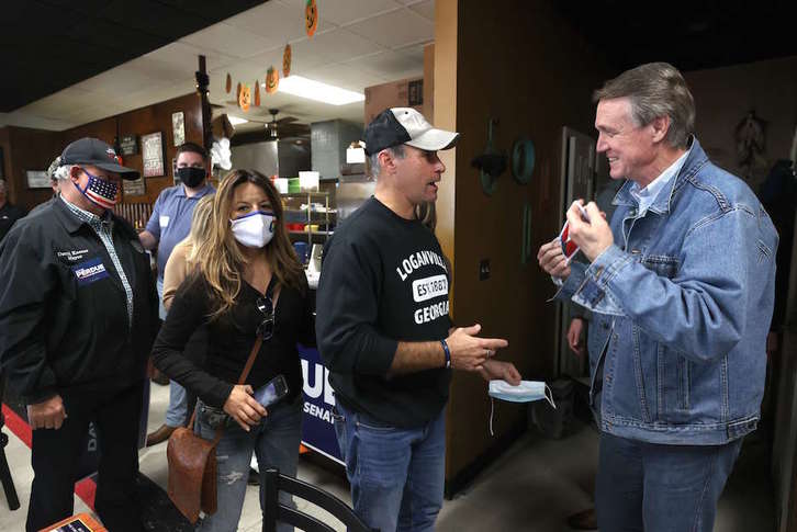 David Perdue, candidato republicano en Georgia, conversa con unos seguidores. (JUSTIN SULLIVAN / AFP)