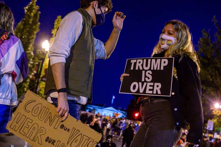 Jóvenes en Washington despidiendo a Trump, ¿demasiado pronto?. (Eric BARADAT | AFP)