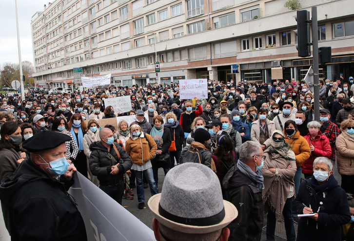 Medio millar de comerciantes reclamaron la reapertura de sus negocios, ayer, en Baiona. (Bob EDME)