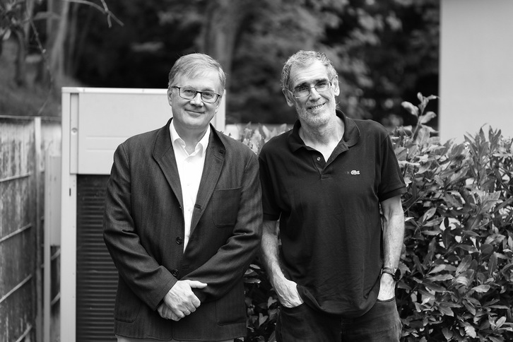 Fernando Cossio y Juan José Gómez Cadenas han sido los beneficiarios de la ayuda. (GOBIERNO DE LAKUA)