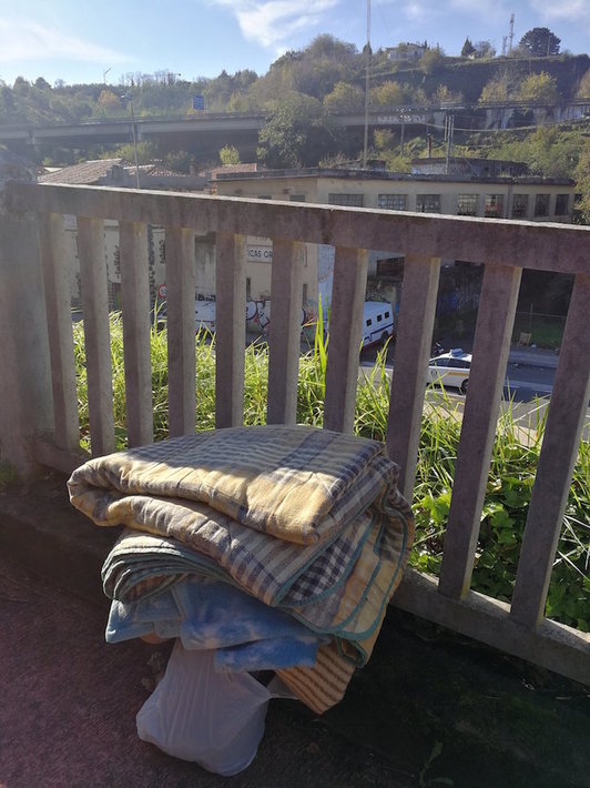 Unas pocas mantas es lo poco que les queda a cuatro chavales marroquíes que dormían en el Infierno. (@MartxeloDIaz)