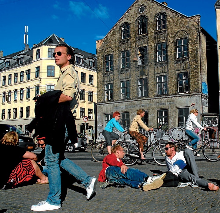 Kale bizi eta koloretsuak, Kopenhageko Norrebro auzoan.