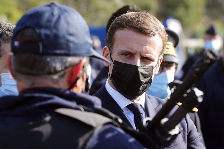 Emmanuel Macron ha visitado este jueves el puesto fronterizo del Pertús, en Catalunya Nord. (Guillaume HORCAJUELO/AFP)