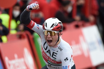 Philipsen, garaipena ospatzen Puebla de Sanabriako helmugan (Miguel RIOPA / AFP)