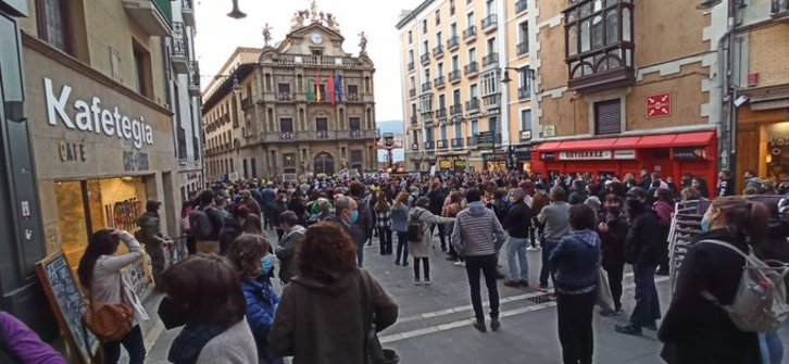 Concentración ante el Ayuntamiento de Iruñea. (@elomendia)
