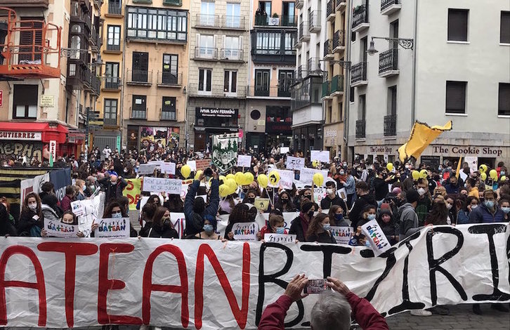 Protesta en la calle por la decisión del Ayuntamiento de Iruñea. (@JosebaGines)