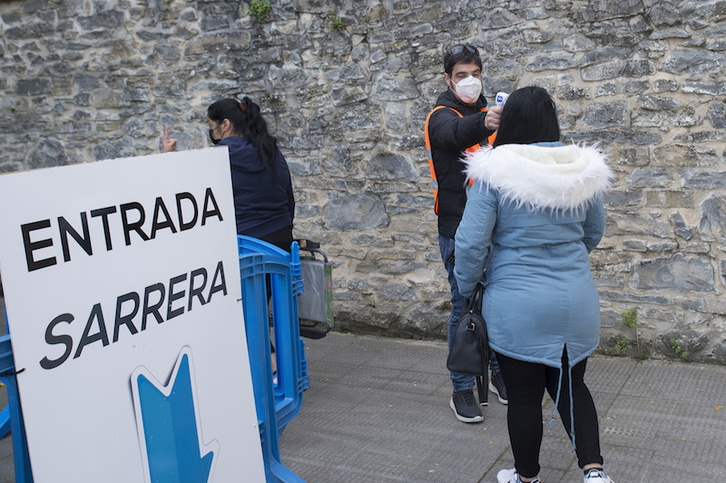 Control de entrada al cementerio de Iruñea el pasado domingo. (Iñigo URIZ | FOKU)