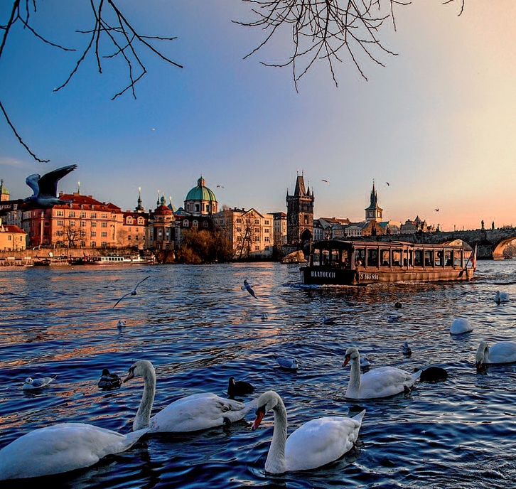 Neguko eguzkiak ilunabar zoragarriak uzten ditu Moldava ibai bazterretan.