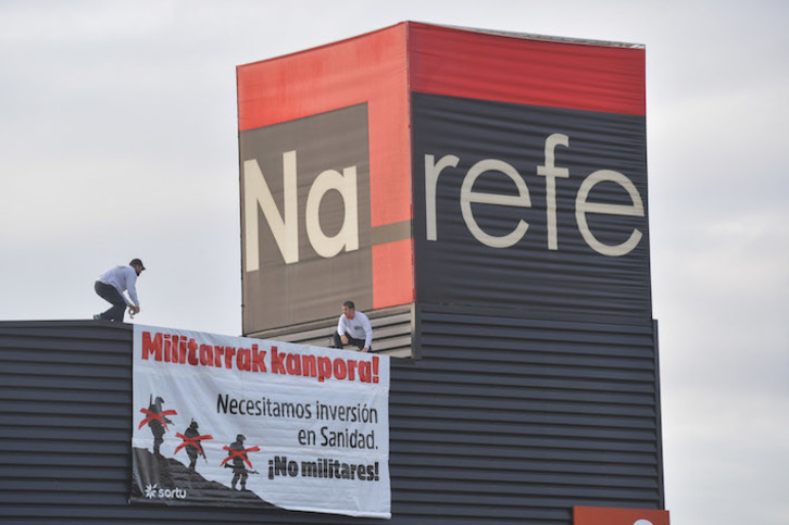 Sortu desplegó una pancarta desde la azotea de Refena para rechazar el uso de militares como rastreadores. (SORTU)
