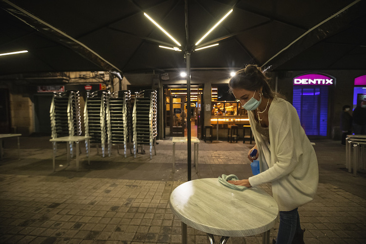 La hostelería cerrará sus puertas esta noche, sin fecha segura de retorno. (Aritz LOIOLA | FOKU)