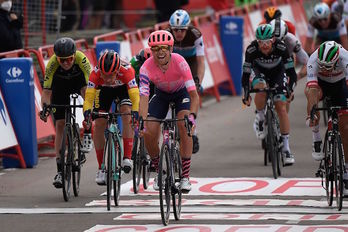Magnus Cort Nielsen se ha impuesto al sprint al líder Roglic y a Rui Costa. (Óscar DEL POZO/AFP) 