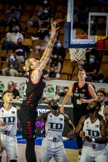 Irailean jokaturiko Euskal Kopan Baskonia izan zen garaile, Bilbao Basketek lanak eman arren. (Jaizki FONTANEDA / FOKU)