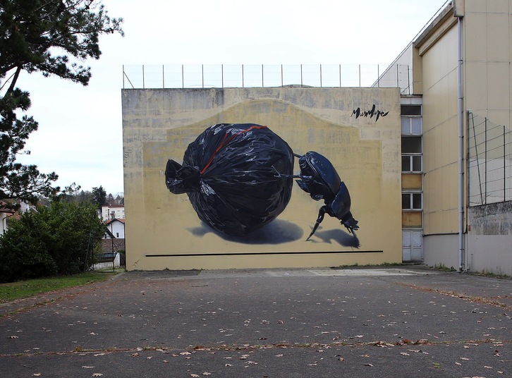 Murmure bikoteak Gurutze Sainduko frontoian egindako ‘Kakalardo pilotagile’ murala. (BOB EDME)