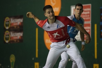 Dario, pilota astintzen (Juan Carlos RUIZ / FOKU)
